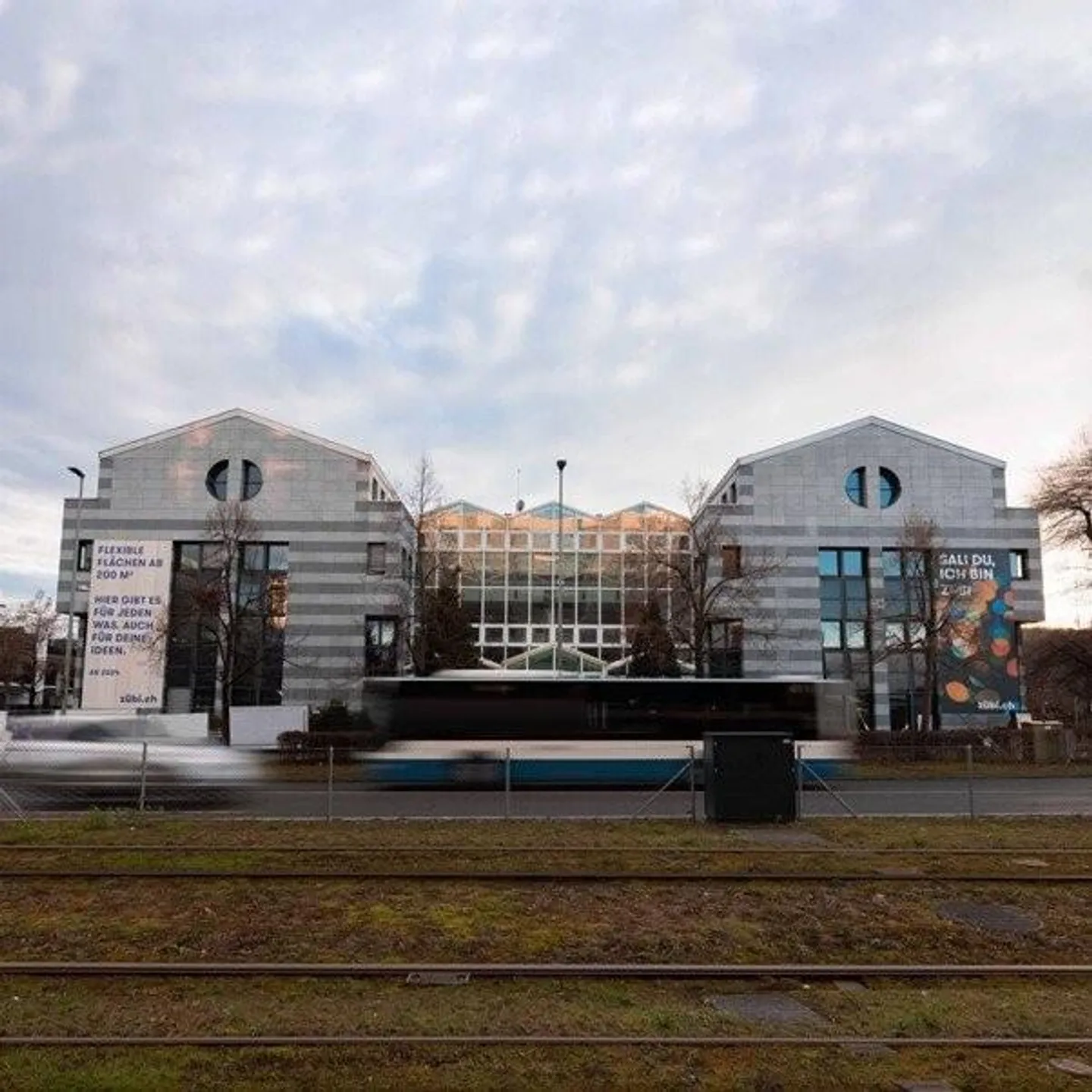 Spazi di stoccaggio diversi di fronte alla stazione ferroviaria di Stettbach - Foto 2 di 3
