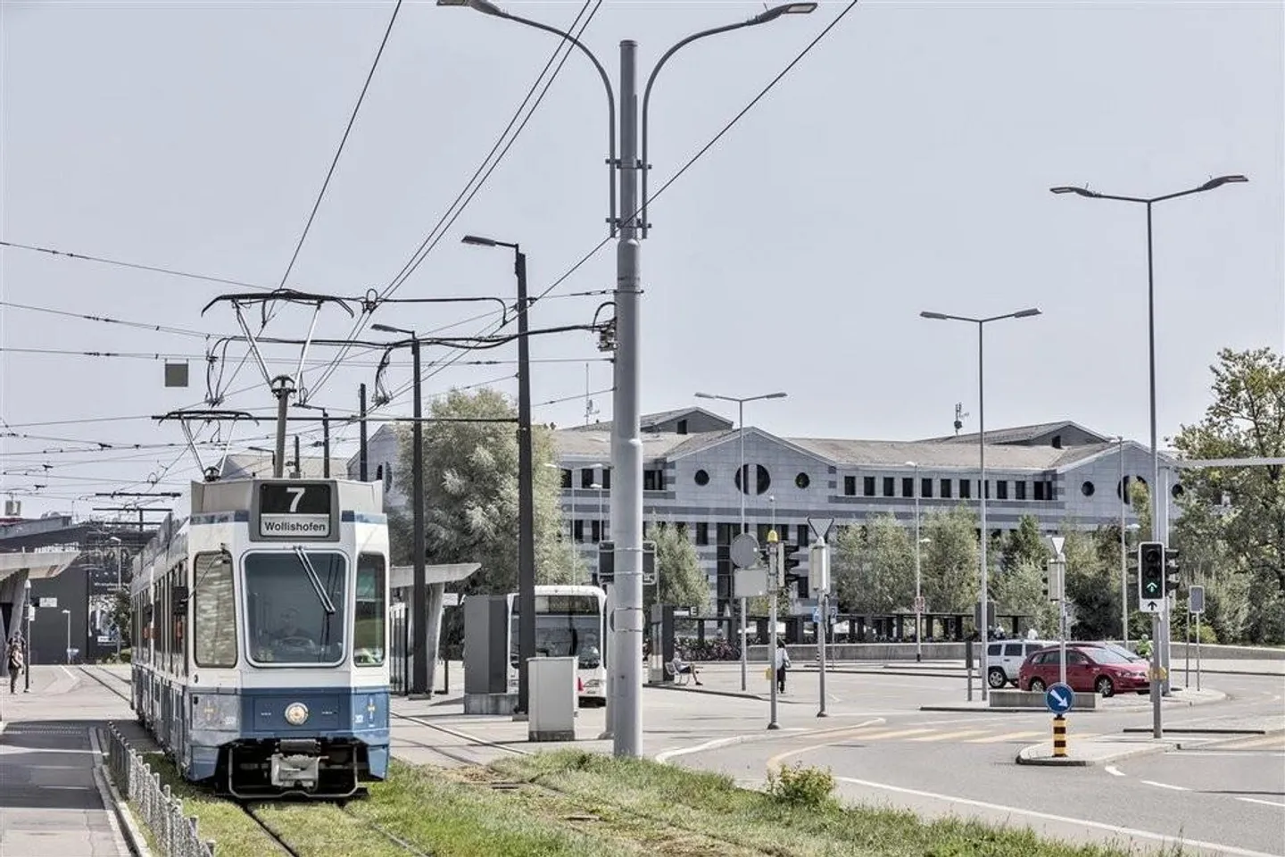 Spazi di stoccaggio diversi di fronte alla stazione ferroviaria di Stettbach - Foto 3 di 3