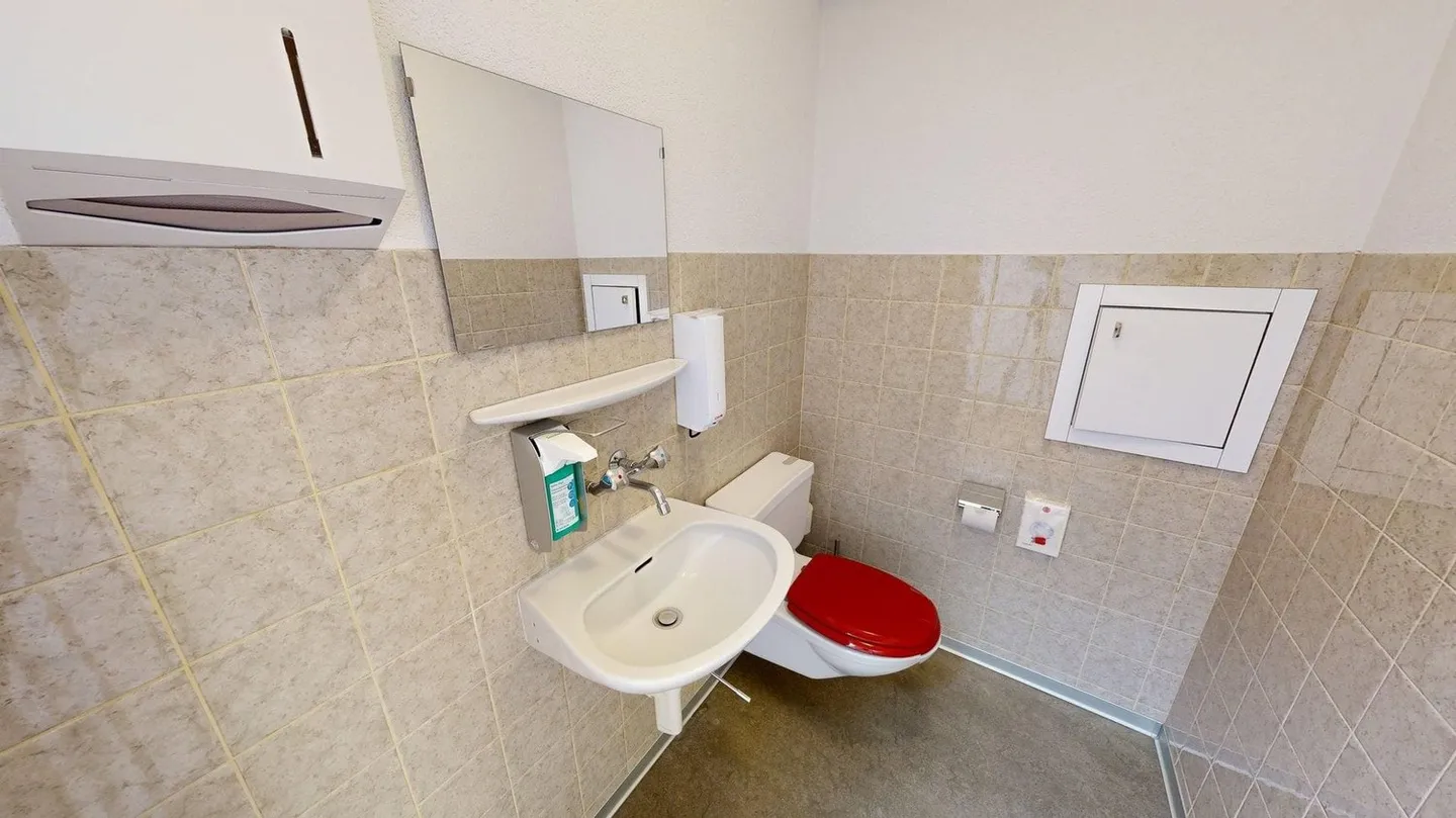 Lumineux espace de pratique/bureau de 165 m² avec places de parking à Wünnewil - Photo 7 sur 13