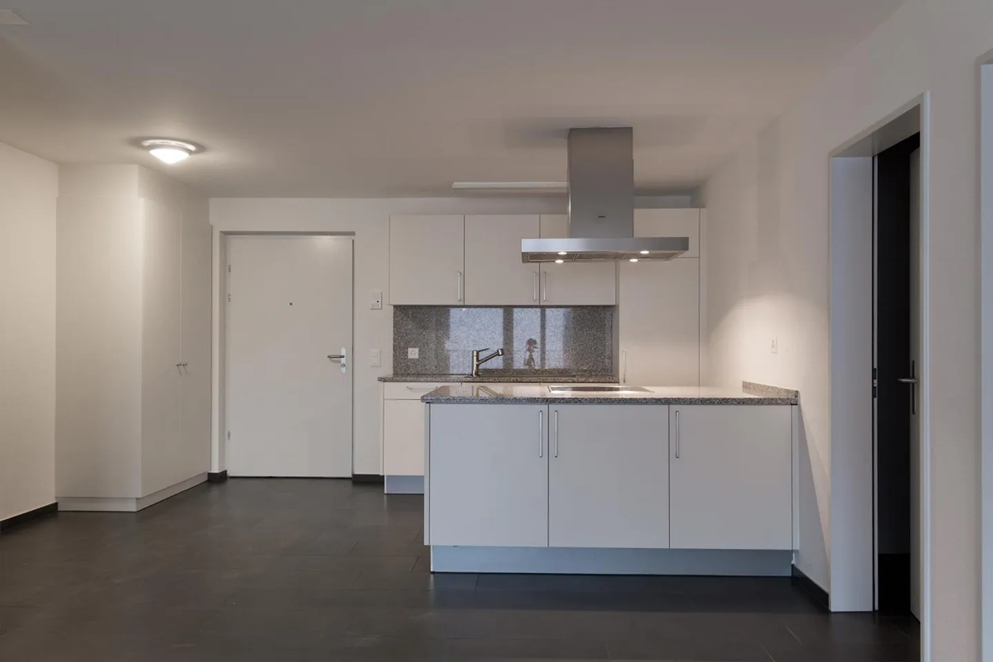 Appartement ensoleillé et calme avec balcon couvert - Photo 5 sur 8