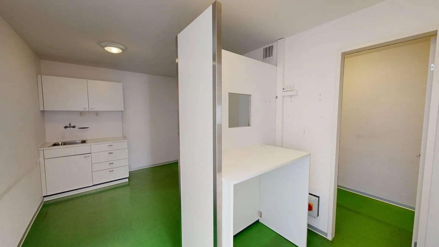 Lumineux espace de pratique/bureau de 165 m² avec places de parking à Wünnewil - Photo 11 sur 13