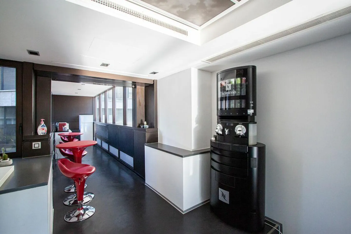 Bureaux dans une zone stratégique - Photo 4 sur 8