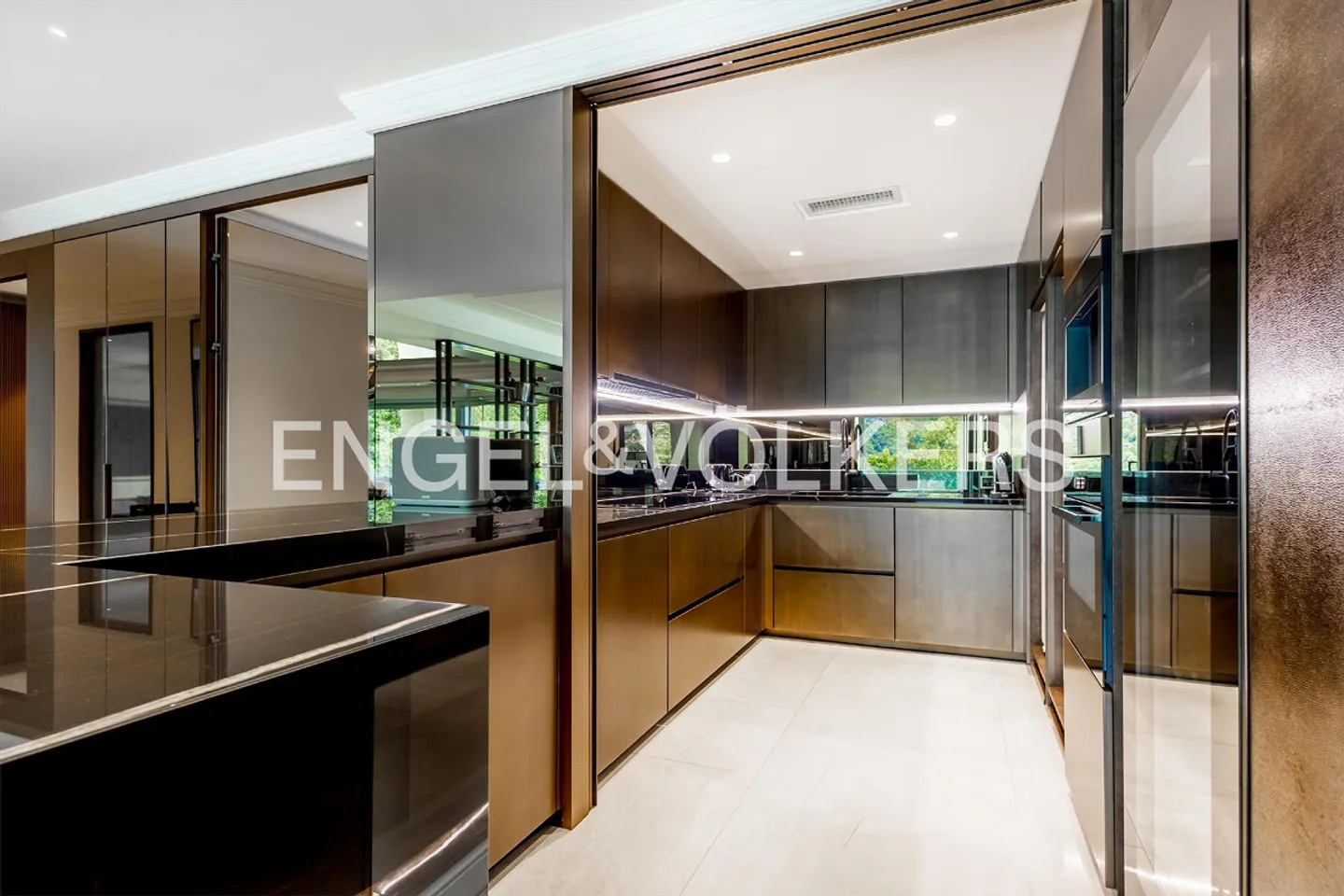 High-Quality Penthouse by the Lake with Rooftop Terrace - Photo 6 of 13