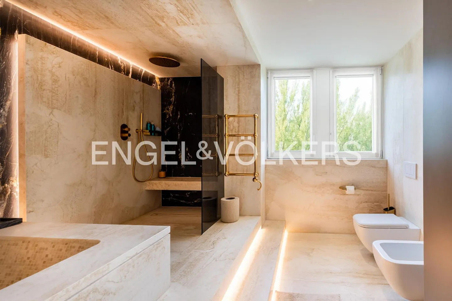 High-Quality Penthouse by the Lake with Rooftop Terrace - Photo 8 of 13