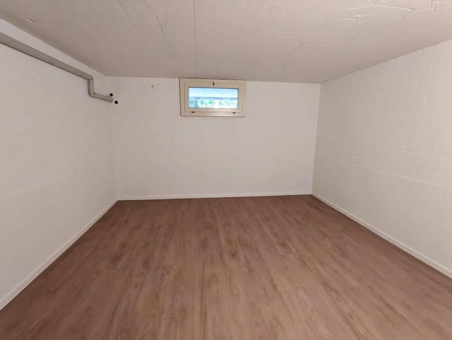 Storage room (16m²) with shared toilet for rent in Reinach - Photo 1 of 3