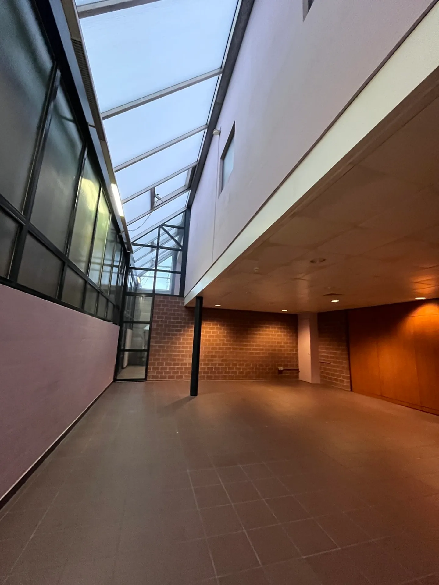 Atelier à louer - Photo 2 sur 8