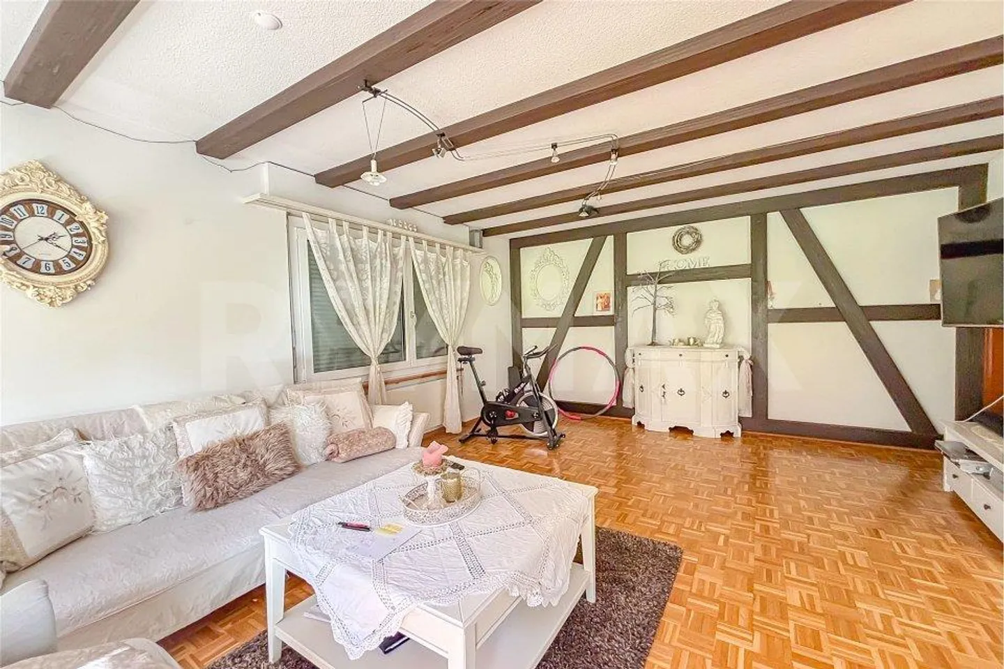 Centrally Located 5.5-Room Apartment with Large Terrace and ... - Photo 4 of 13