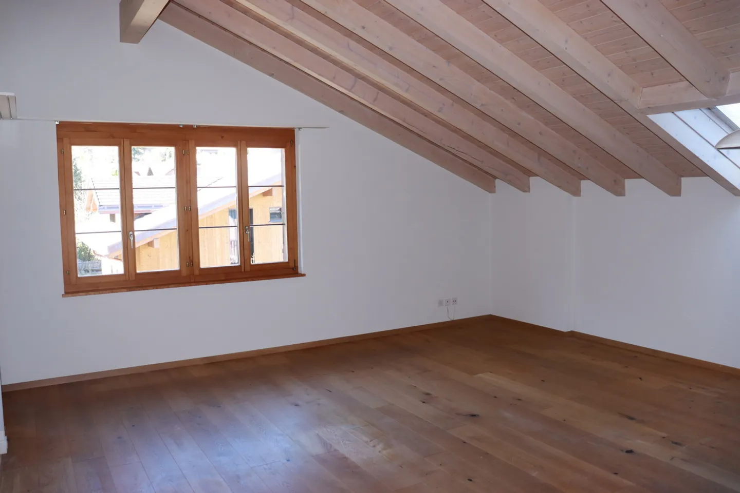 Charming 3.5-room apartment with gallery and balcony in Wilderswil! - Photo 2 of 16