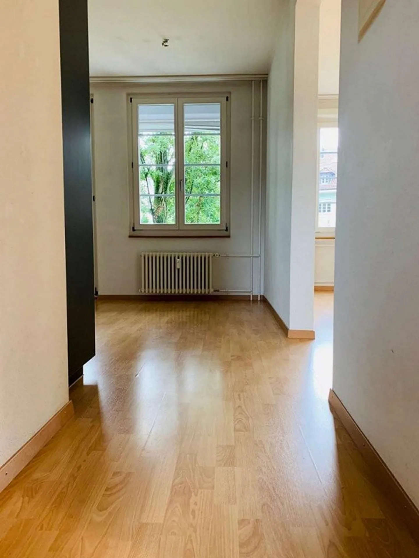 appartement lumineux de 2,5 pièces en ville - Photo 2 sur 8