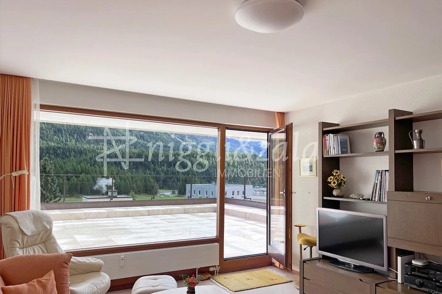 Appartement de 2,5 pièces avec grande terrasse ensoleillée - Photo 2 sur 8