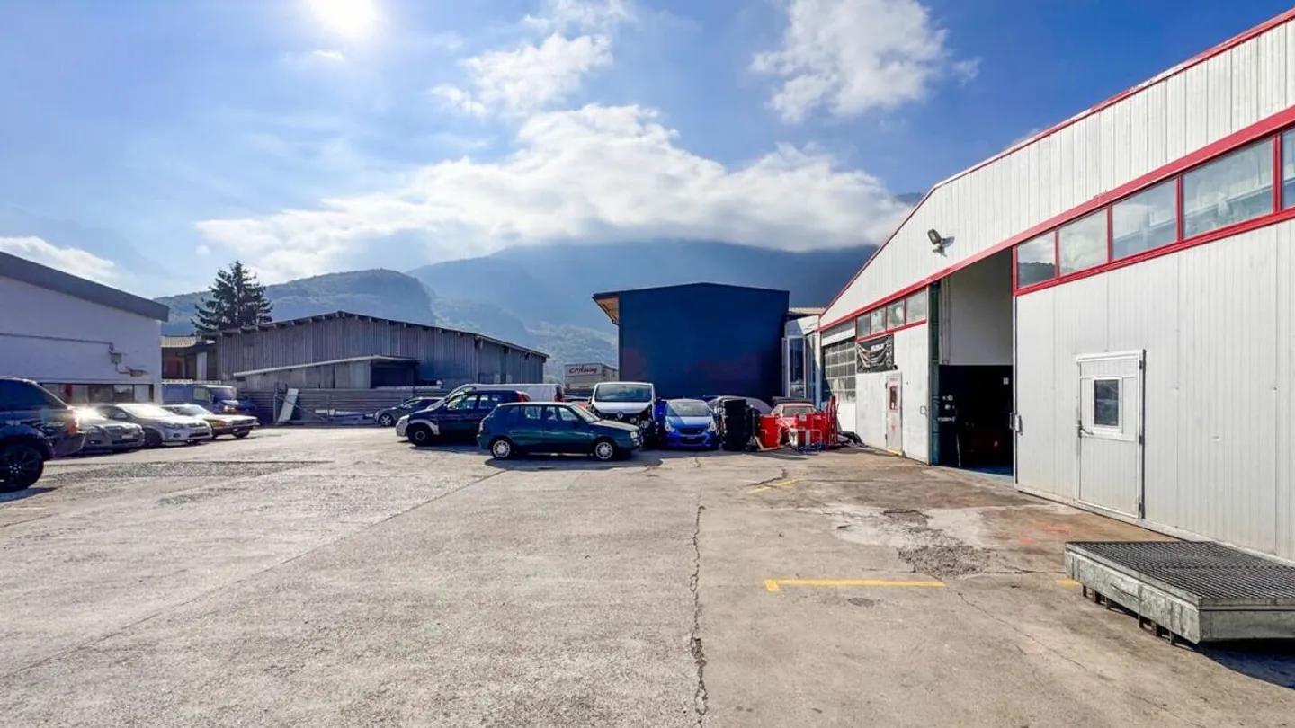 Zwei Handwerkshallen, bereits vermietet mit einem Nettorendite von 6,1%. - Foto 1 von 5