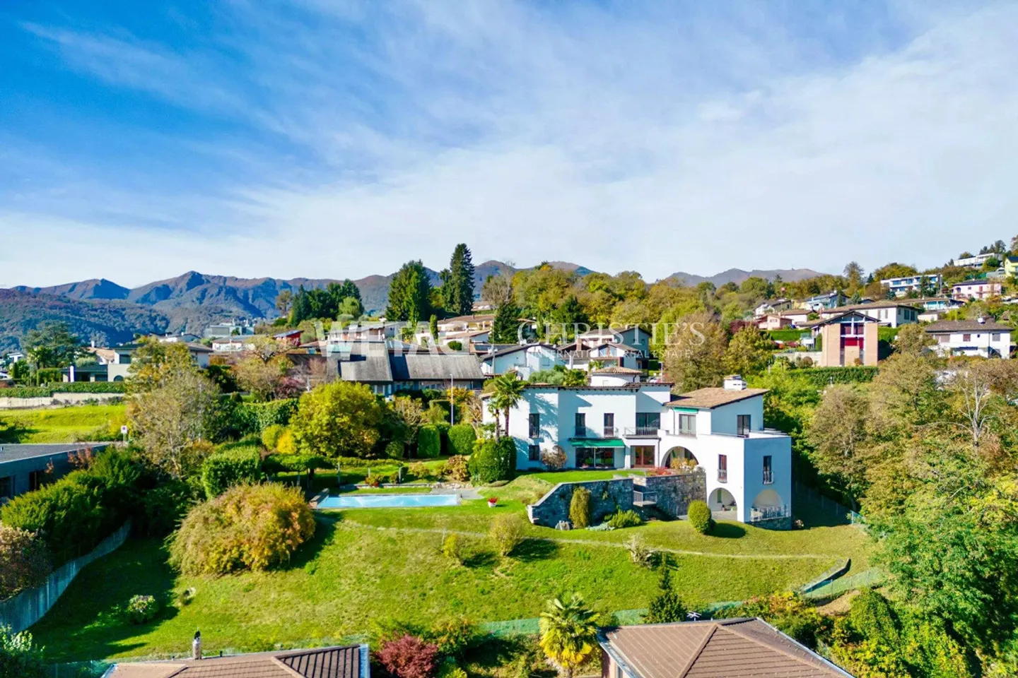 Representative Villa in Lugano-Comano for sale, with outdoor pool ... - Photo 2 of 13