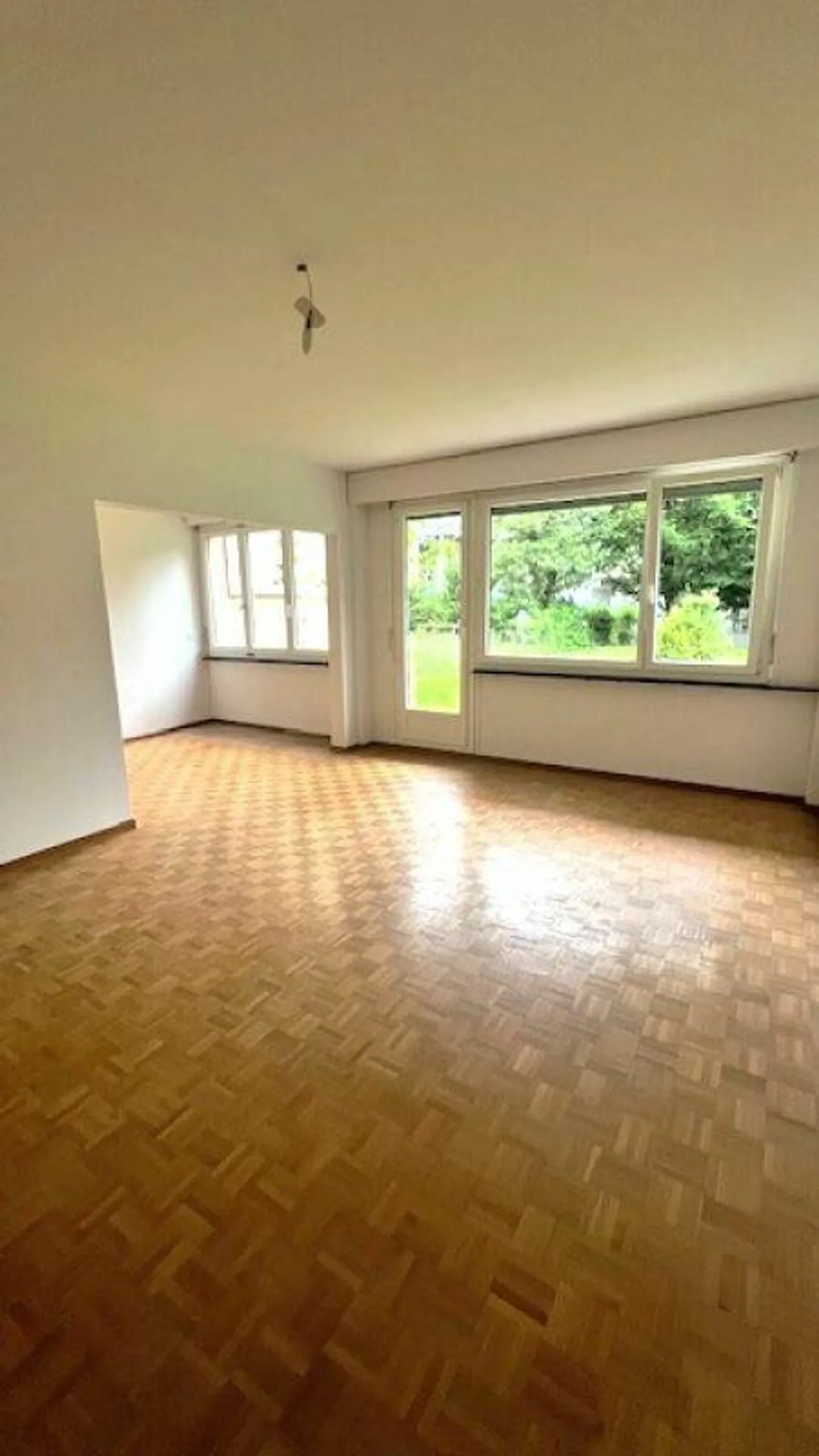 large 1 1/2-room apartment with garden seating area - Photo 3 of 13