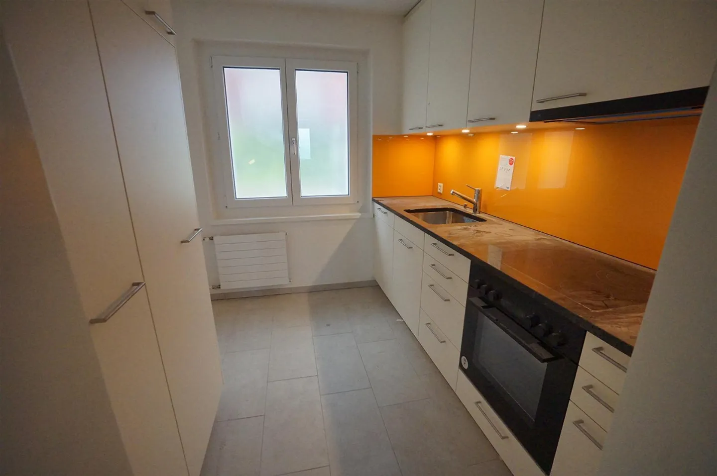 Bellissimo appartamento di 4 stanze, centralmente situato con grande balcone - Foto 3 di 8