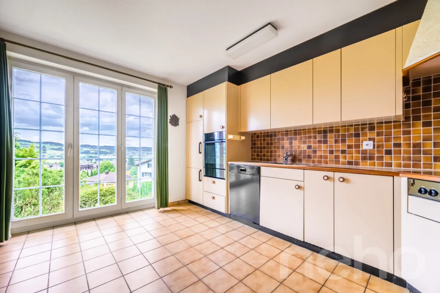 Ampia casa unifamiliare con vista panoramica e giardino da sogno - Foto 7 di 13