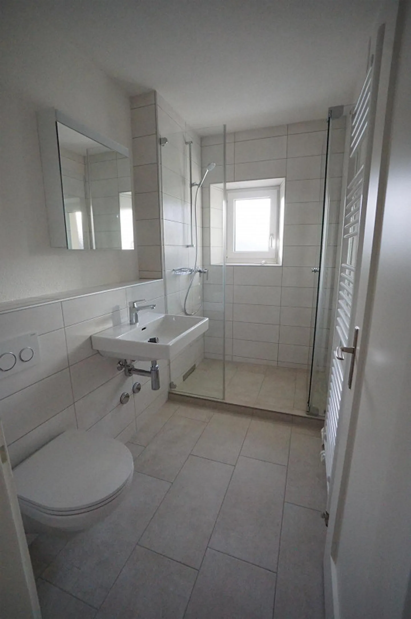 Bellissimo appartamento di 4 stanze, centralmente situato con grande balcone - Foto 4 di 8