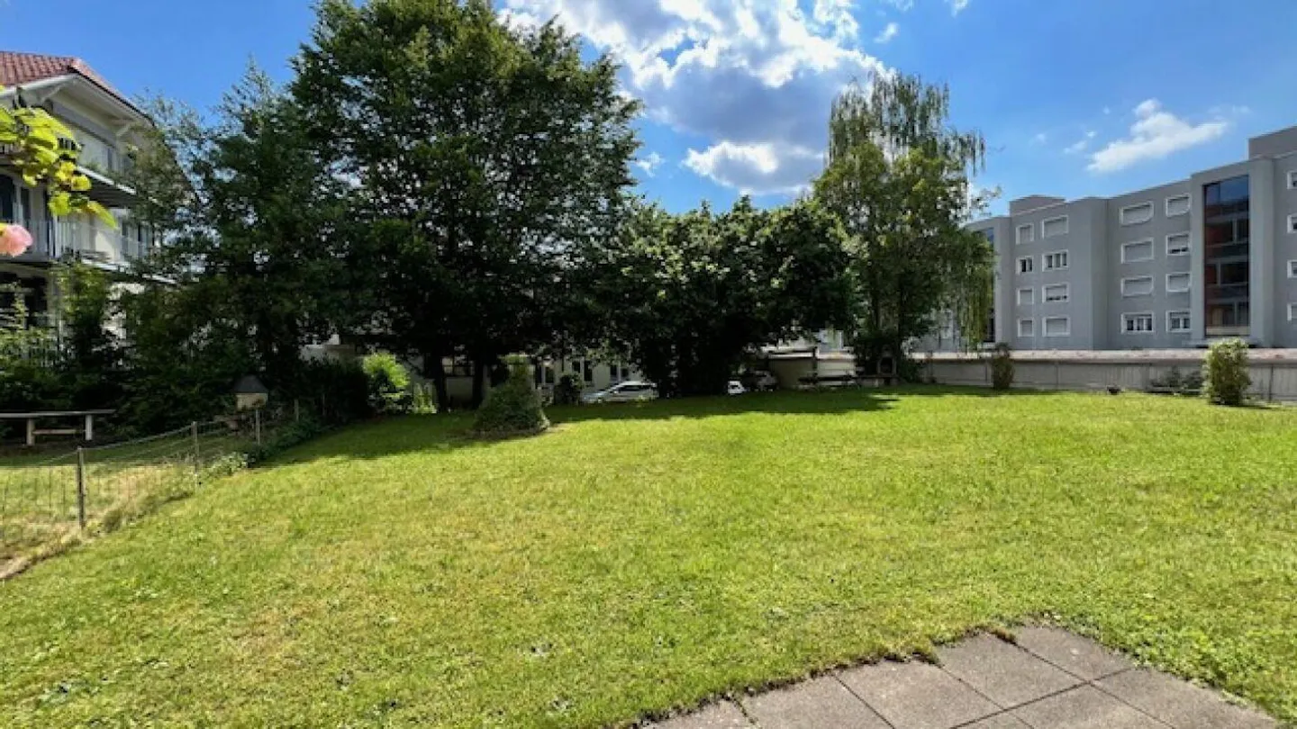 large 1 1/2-room apartment with garden seating area - Photo 10 of 13