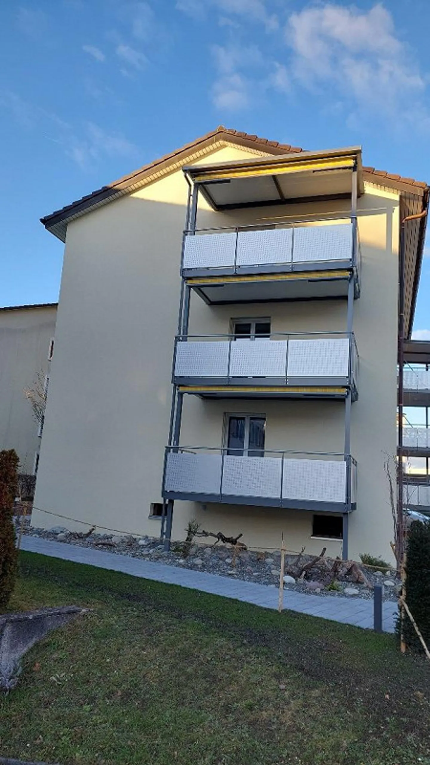 Bellissimo appartamento di 4 stanze, centralmente situato con grande balcone - Foto 2 di 8