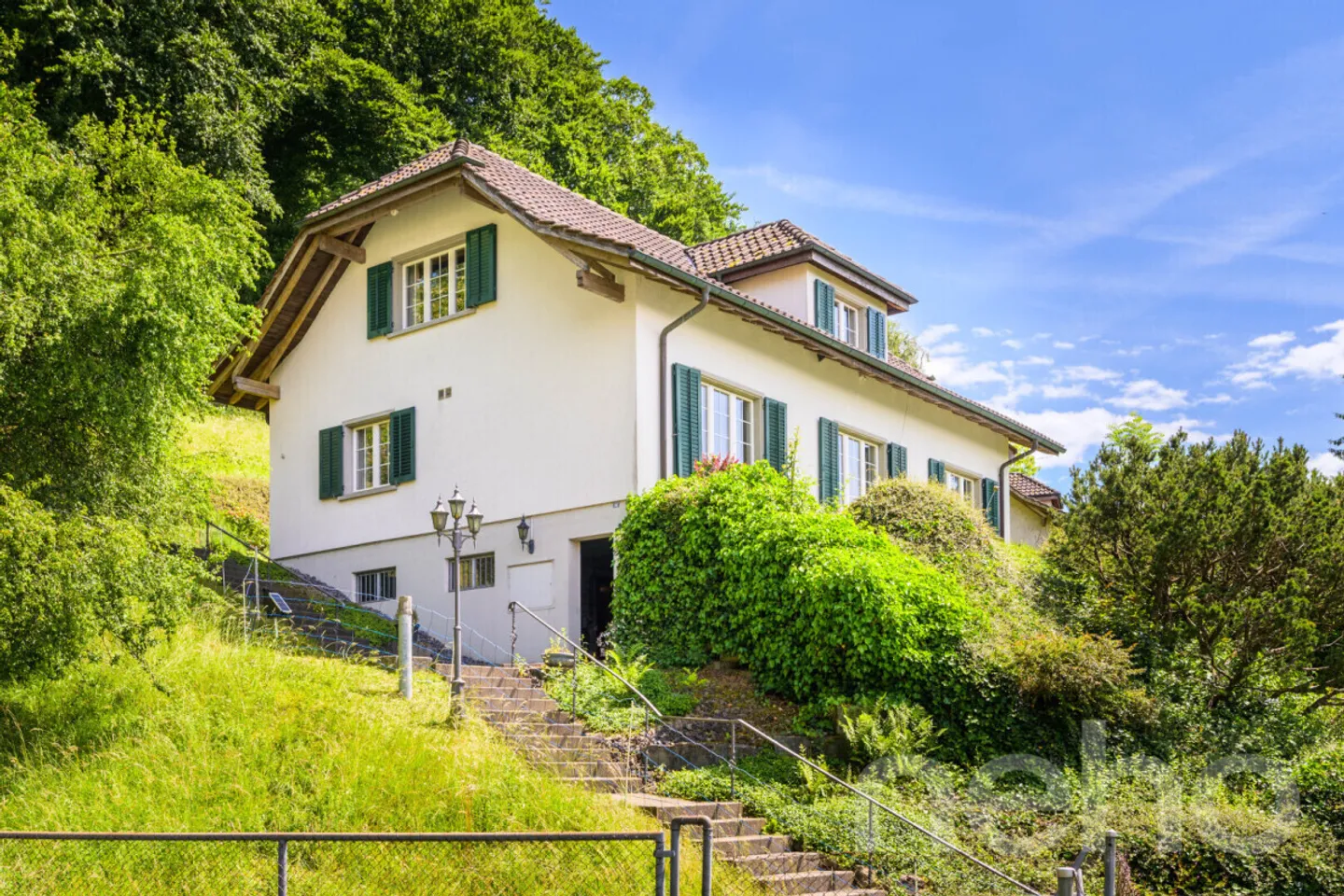 Ampia casa unifamiliare con vista panoramica e giardino da sogno - Foto 2 di 13