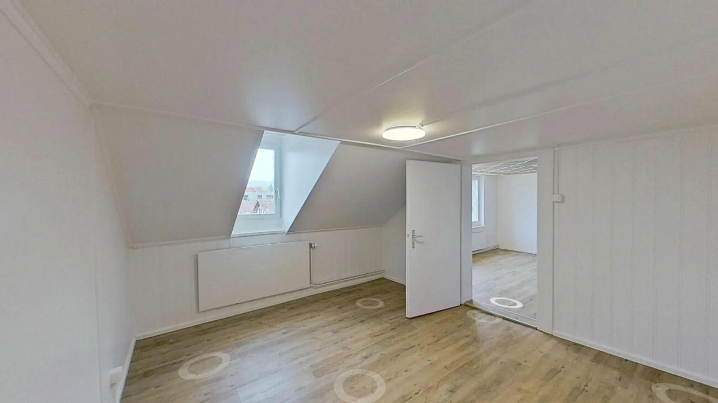 Appartement lumineux fraîchement rénové avec bow-window - Photo 8 sur 10