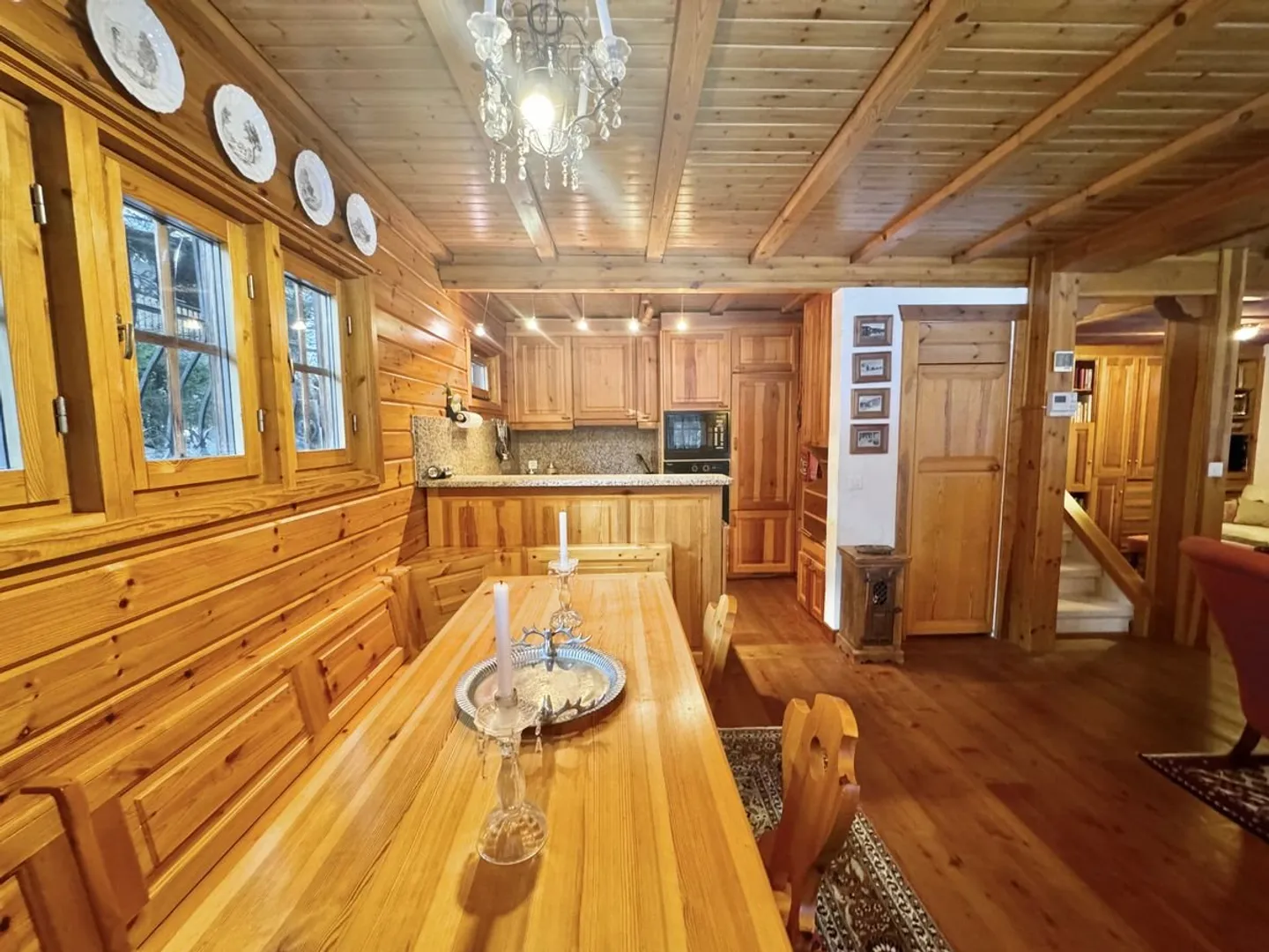 Chalet typique entouré de verdure, à quelques minutes du coeur de Crans, offrant calme et sérénité / Ref. 1007-677 - Foto 8 di 13