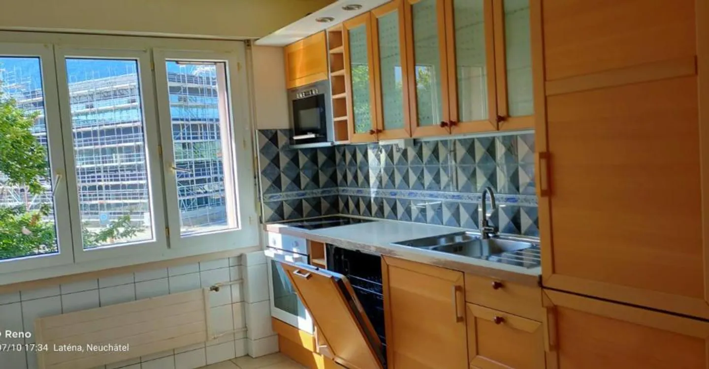 Spacious Apartment - Photo 2 of 9