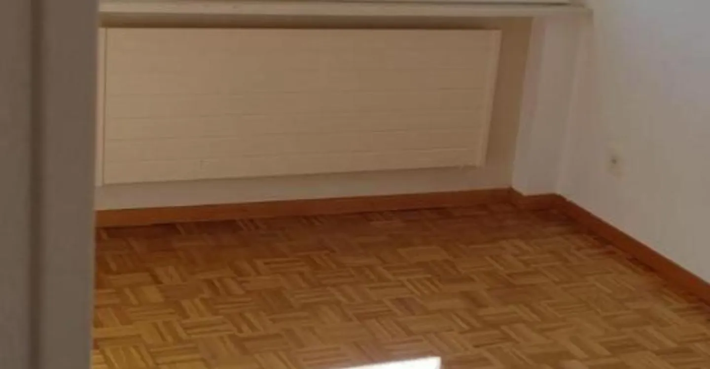 Spacious Apartment - Photo 4 of 9