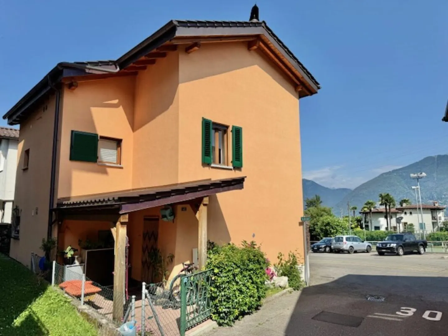 FOR SALE IN PIAZZOGNA (Gambarogno) - beautiful single-family house with 4.5 rooms in a central location - Photo 2 of 21