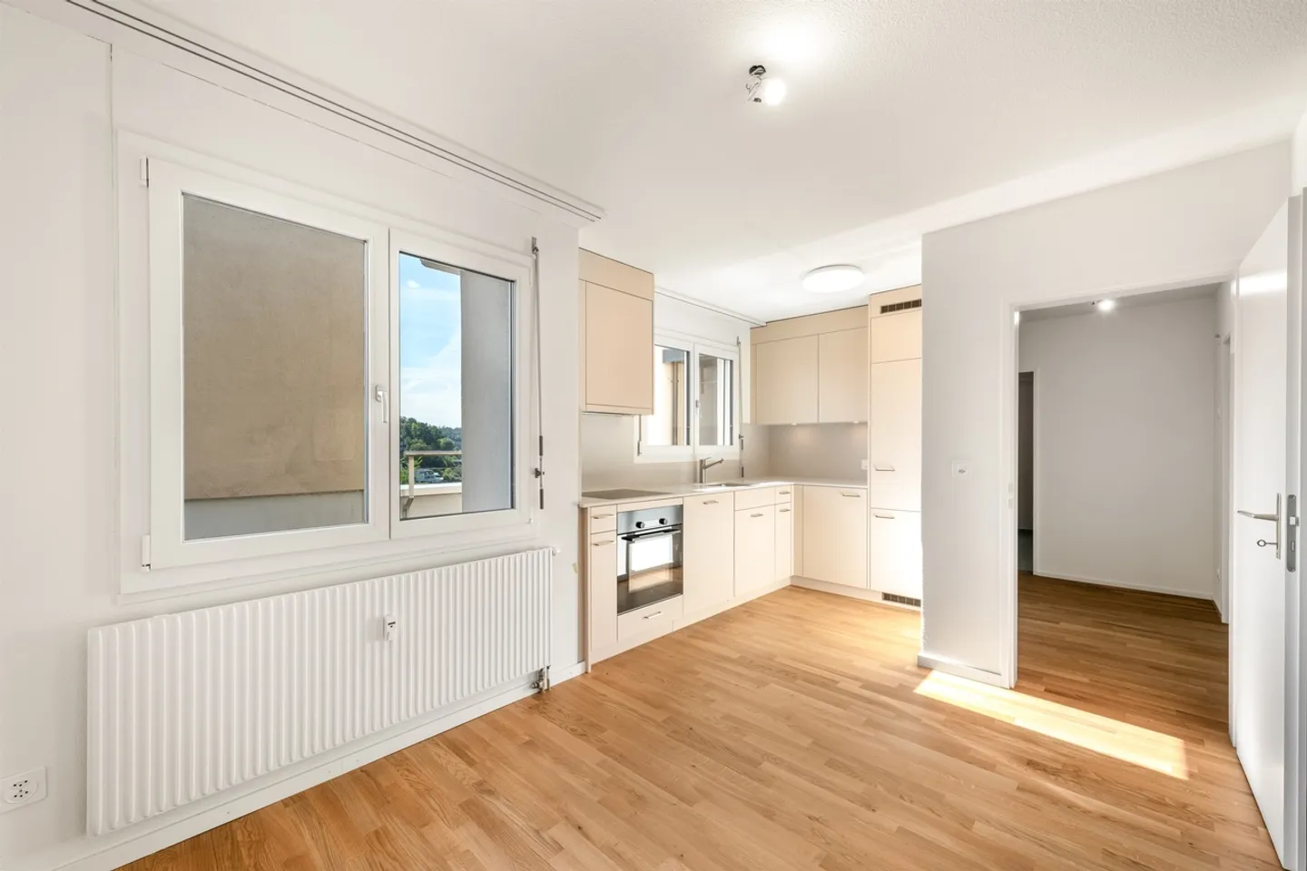 Appartement rénové avec terrasse - Photo 2 sur 9