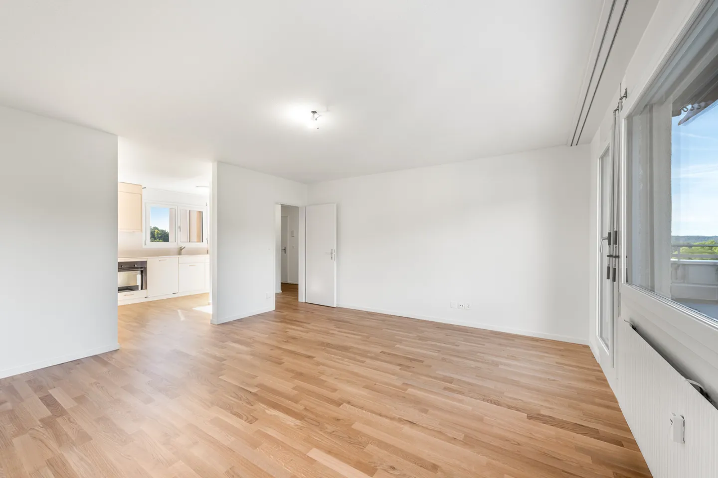 Appartement rénové avec terrasse - Photo 3 sur 9