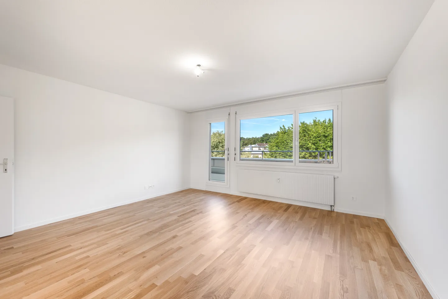 Appartement rénové avec terrasse - Photo 4 sur 9