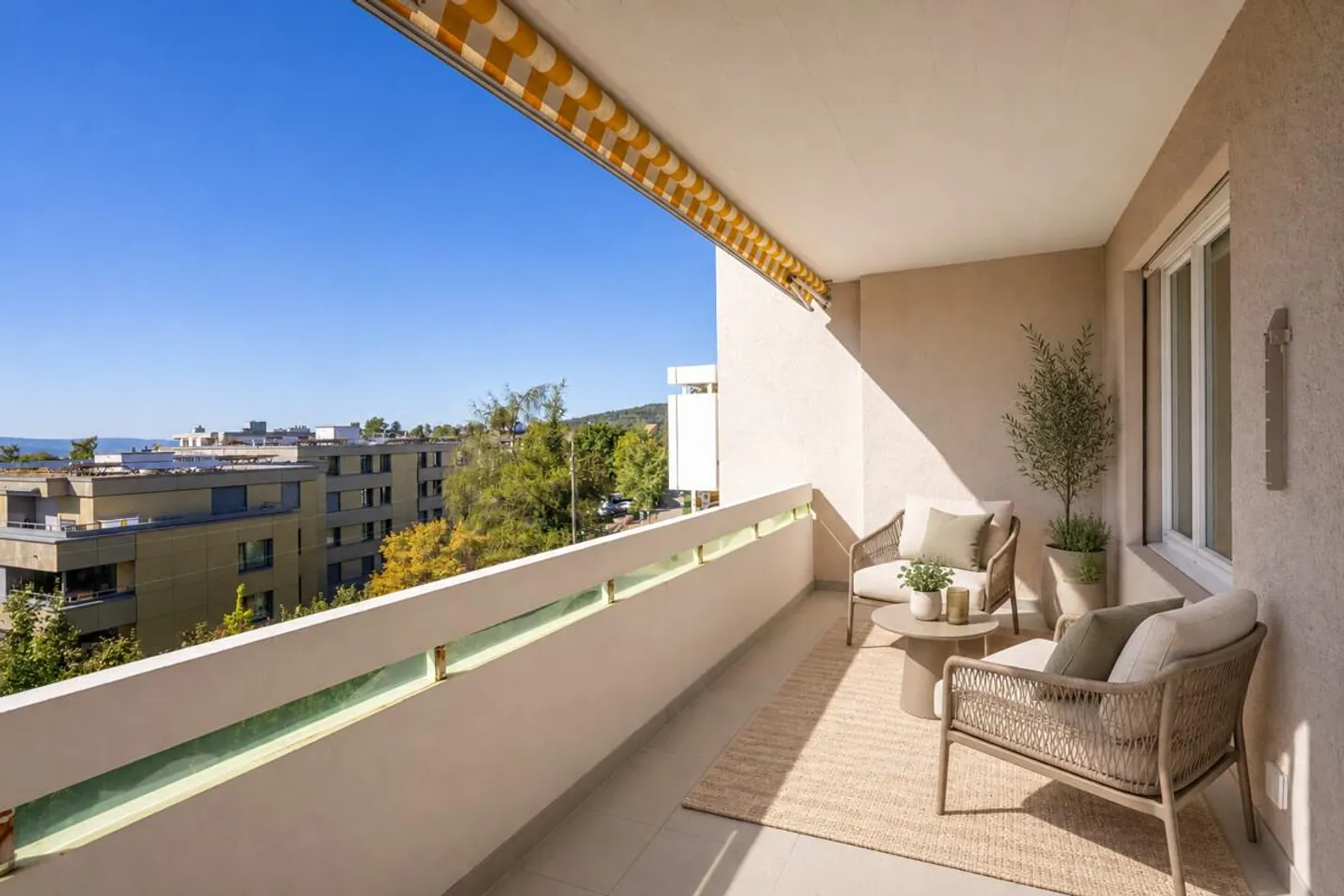 Zürich: 3.5-Room Apartment with Balcony and Great Potential - Photo 1 of 5