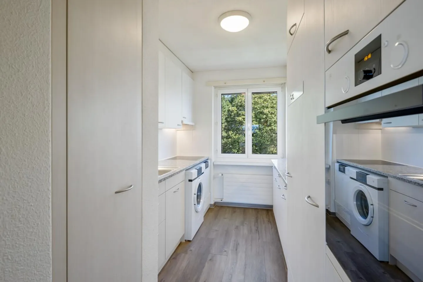 Zürich: 3.5-Room Apartment with Balcony and Great Potential - Photo 4 of 5