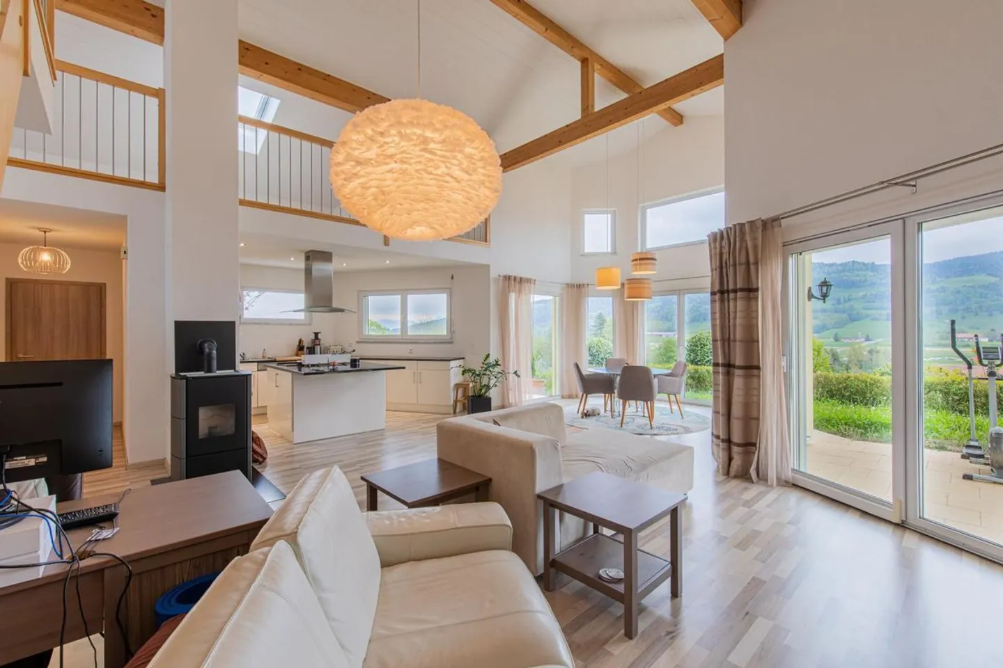 Bella villa con vista mozzafiato e luminosità eccezionale - Foto 3 di 13