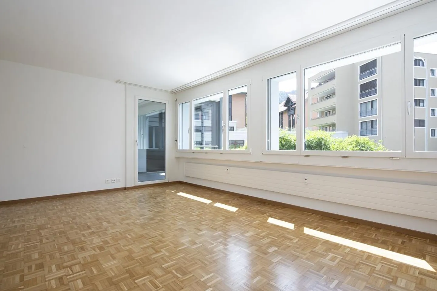Emplacement central et calme avec balcon vitré ! - Photo 2 sur 6