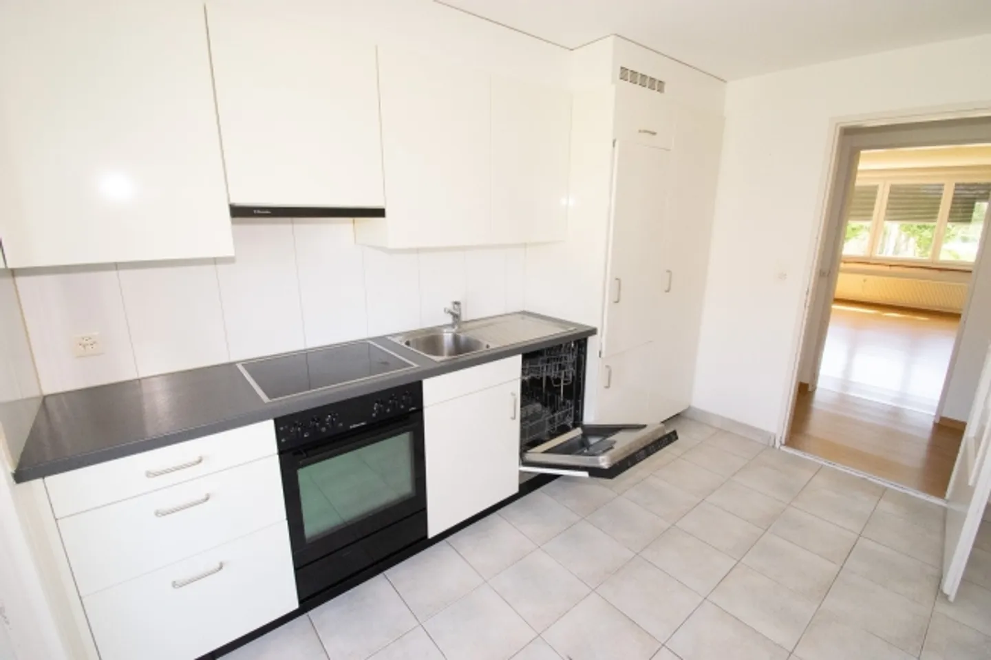 Spacious 3.5 room apartment in a central location - Photo 1 of 12