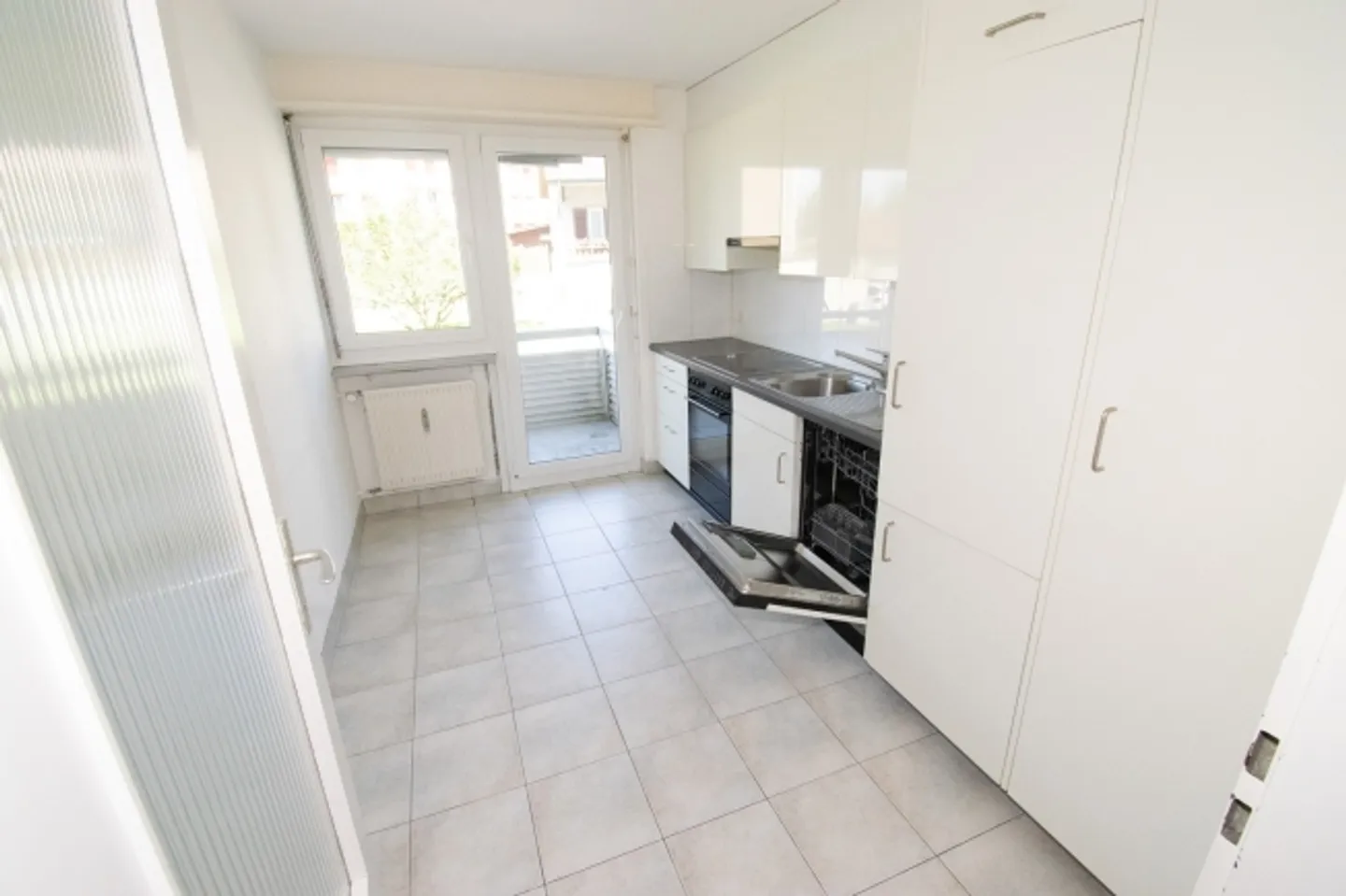 Spacious 3.5 room apartment in a central location - Photo 2 of 12