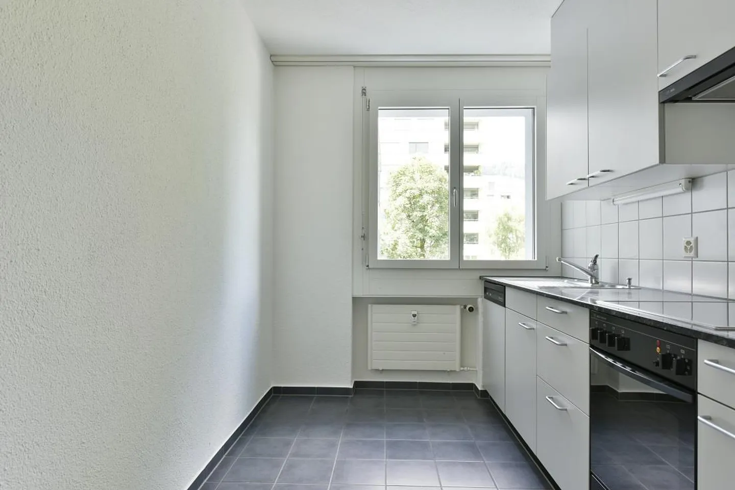 Emplacement central et calme avec balcon vitré ! - Photo 3 sur 6