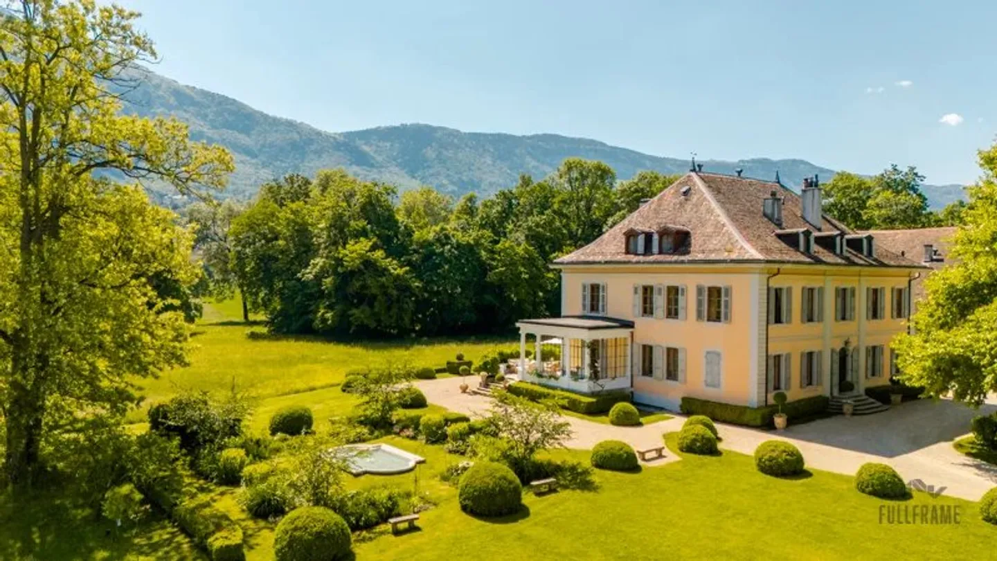 Un domaine exceptionnel en périphérie de Genève avec vue panoramique sur le Salève - Photo 1 sur 13