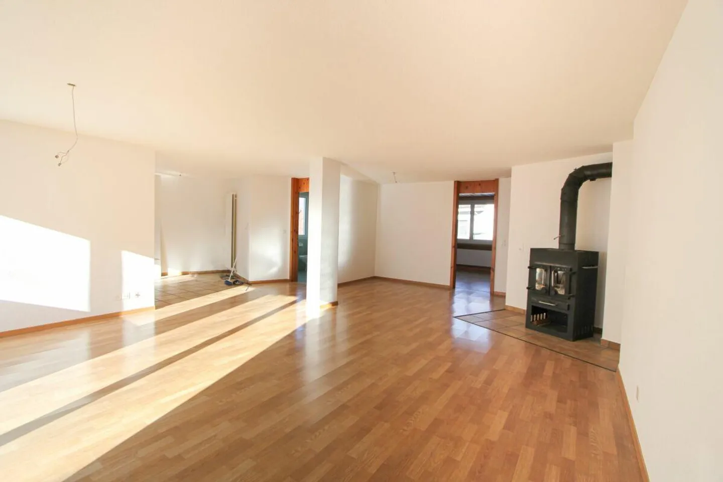 Appartement spacieux de 3,5 pièces au centre du village - Photo 3 sur 11