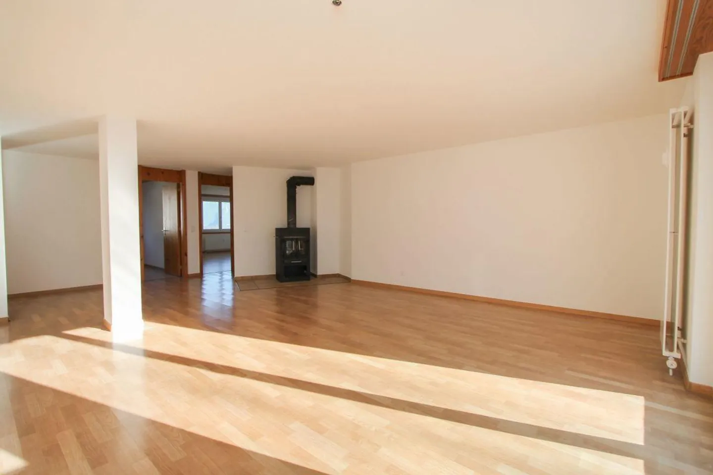Appartement spacieux de 3,5 pièces au centre du village - Photo 2 sur 11