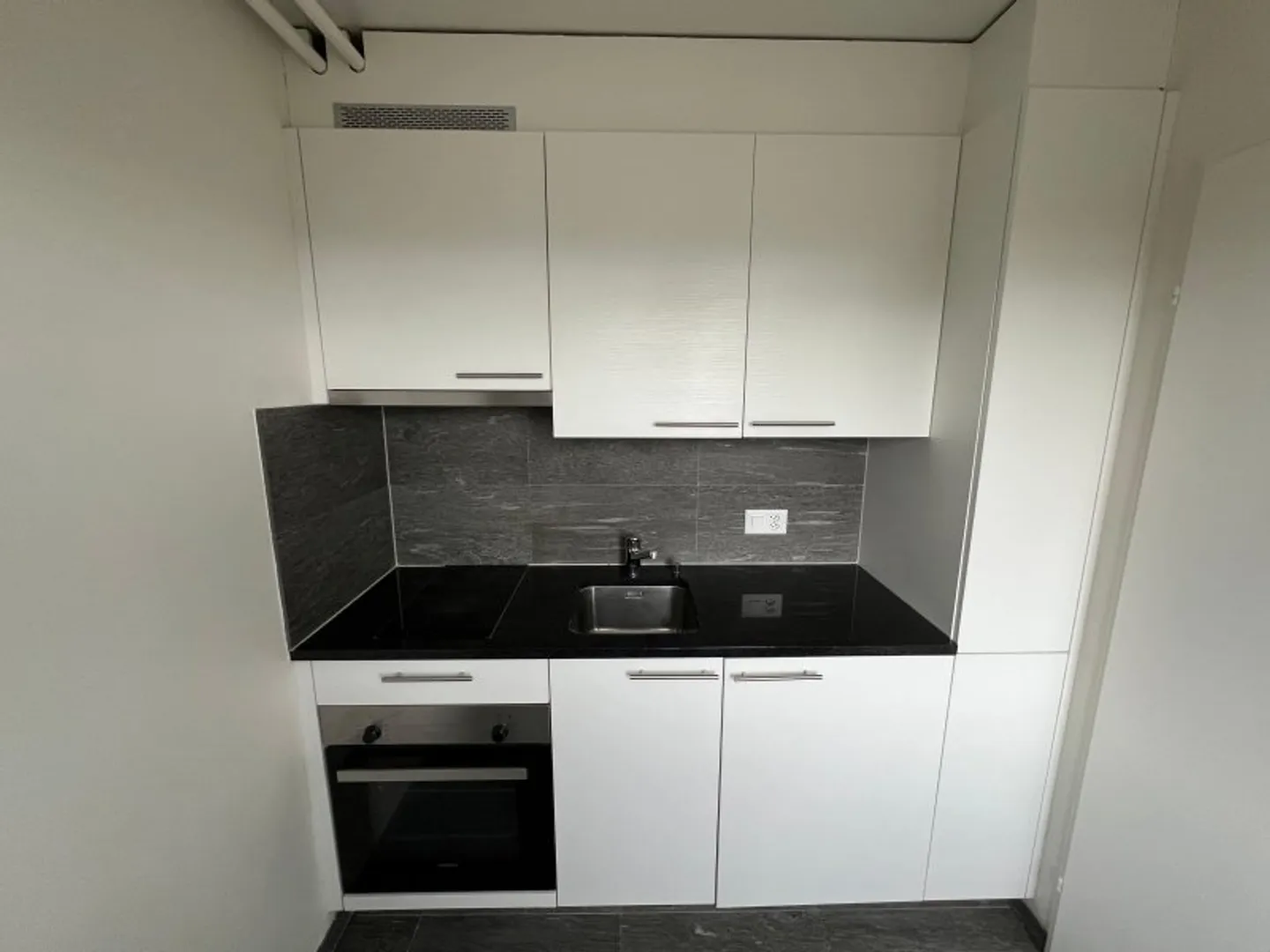 00207 - Studio - Rue des Parcs 71 - NEUCHATEL - Photo 3 of 4