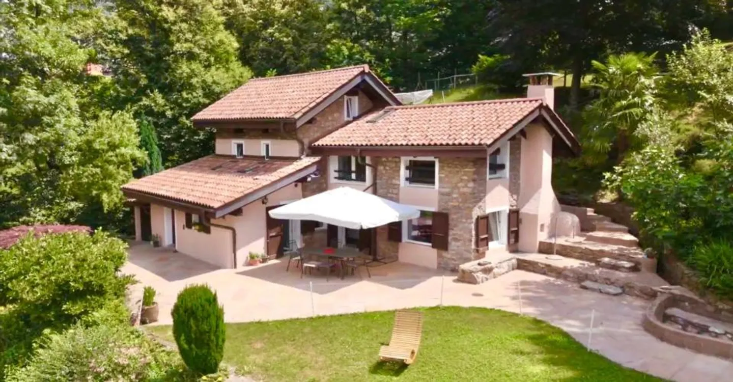Villa exclusive de 7,5 pièces entourée de verdure avec dépendance et petit étang - Photo 1 of 13