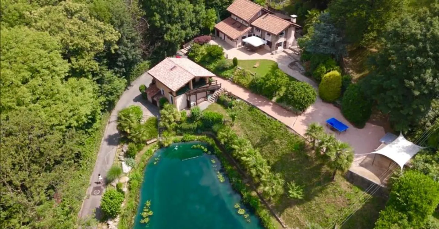Villa exclusive de 7,5 pièces entourée de verdure avec dépendance et petit étang - Photo 2 of 13