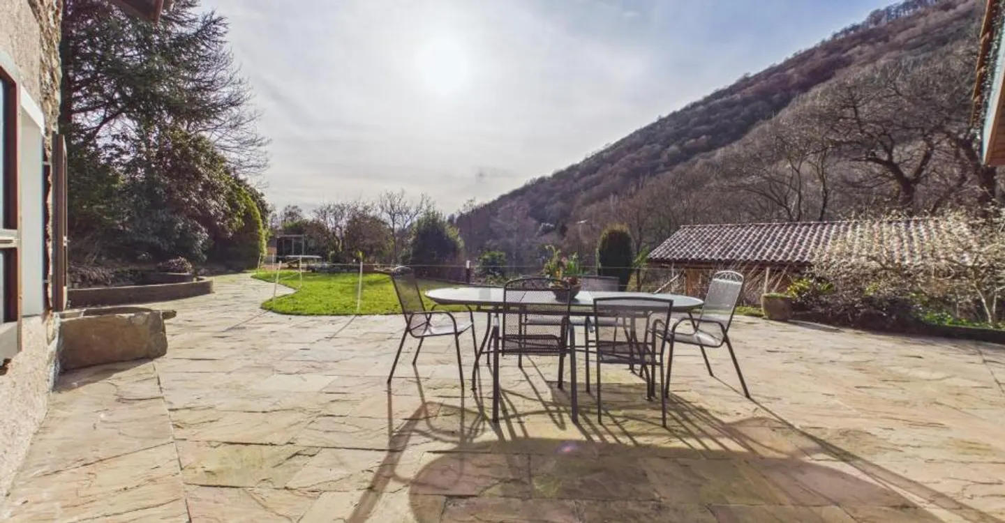 Villa exclusive de 7,5 pièces entourée de verdure avec dépendance et petit étang - Photo 6 of 13