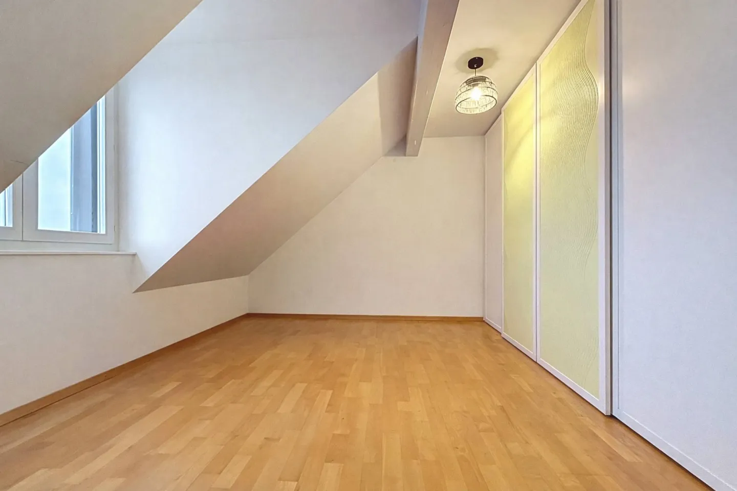 Penthouse avec 5,5 pièces, hauteur sous plafond élevée et jardin - Photo 6 sur 13