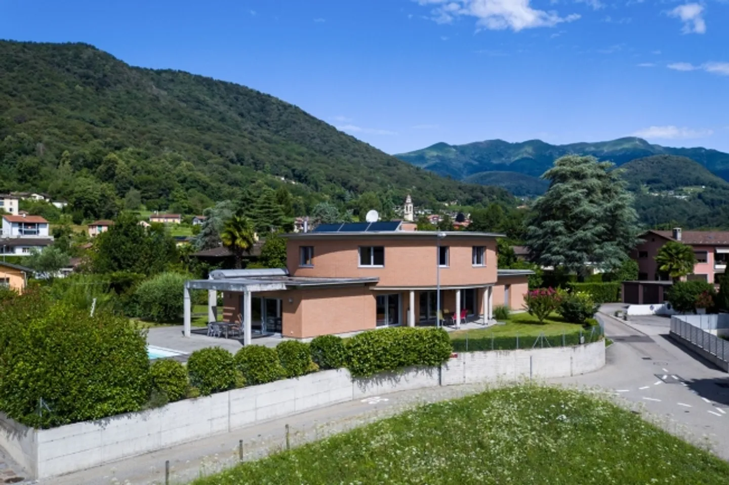 Villa moderne ensoleillée avec piscine et jardin à vendre à Pura - Photo 4 sur 20