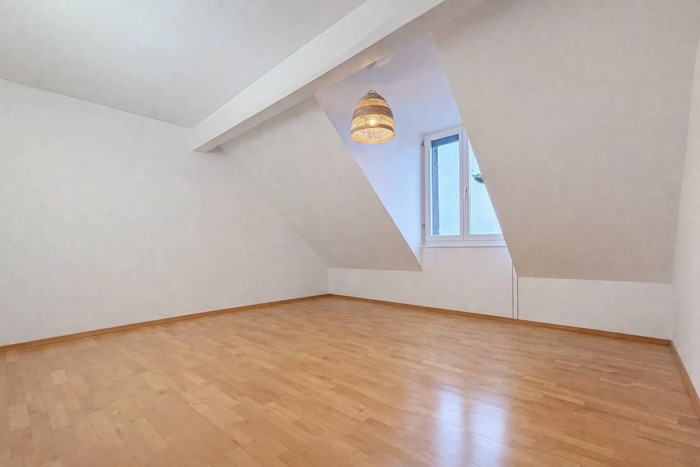 Penthouse avec 5,5 pièces, hauteur sous plafond élevée et jardin - Photo 7 sur 13