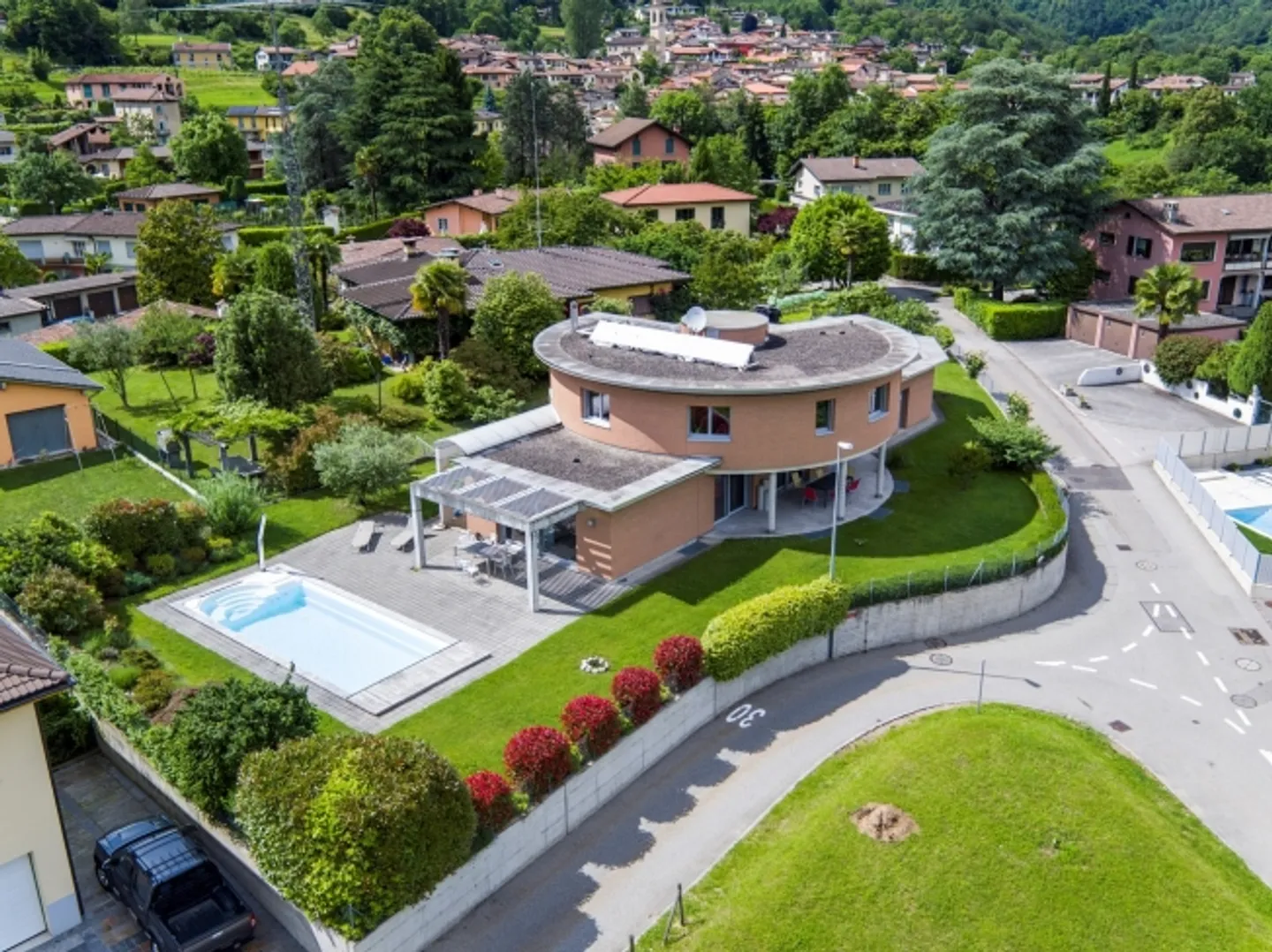 Villa moderne ensoleillée avec piscine et jardin à vendre à Pura - Photo 2 sur 20