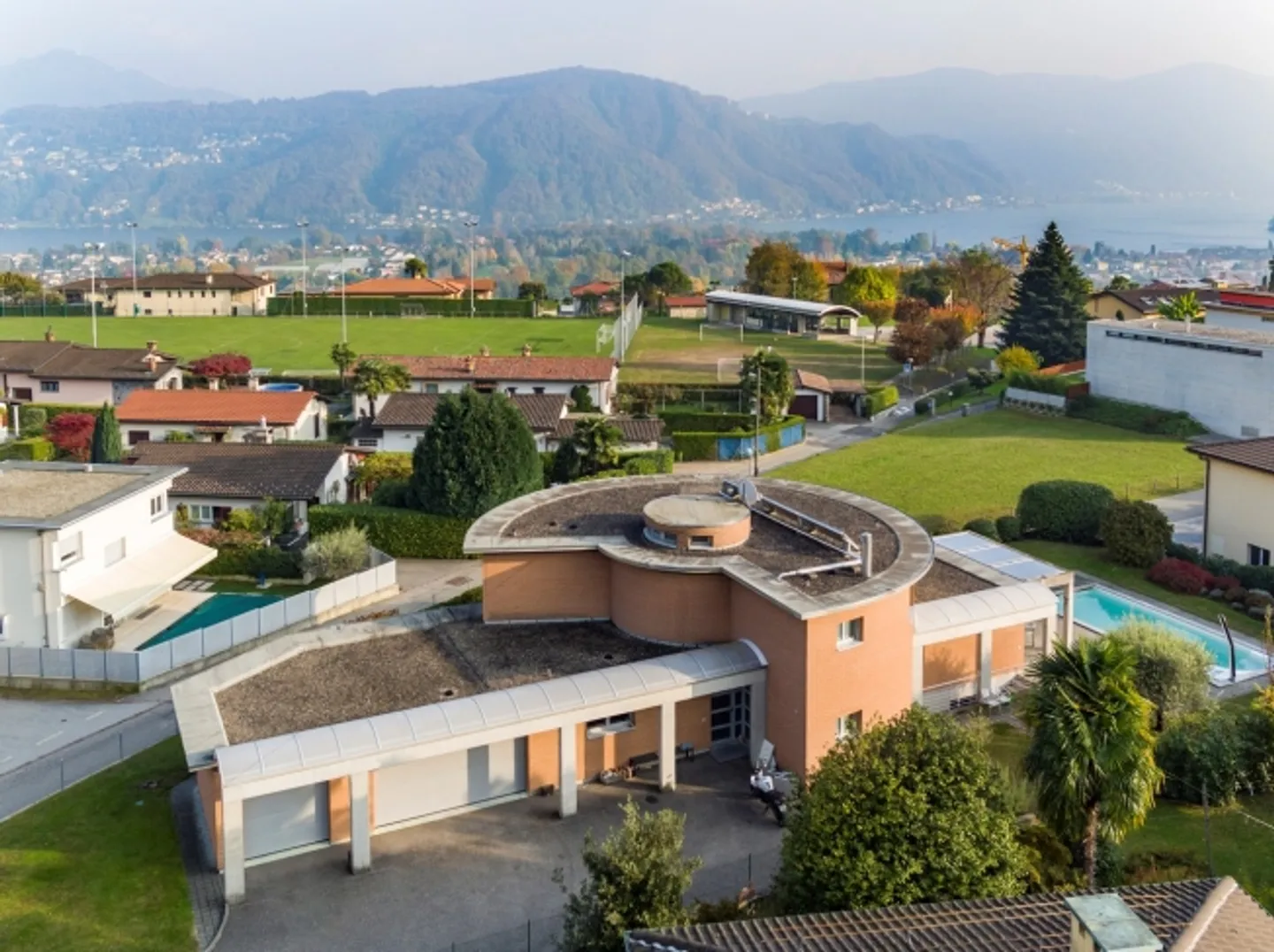 Villa moderne ensoleillée avec piscine et jardin à vendre à Pura - Photo 3 sur 20